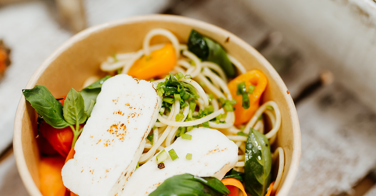 Gebratener Halloumi mit Nudelsalat